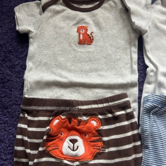 Carter's matching baby outfits (x3) - All size 6 months - Picture 13 of 13